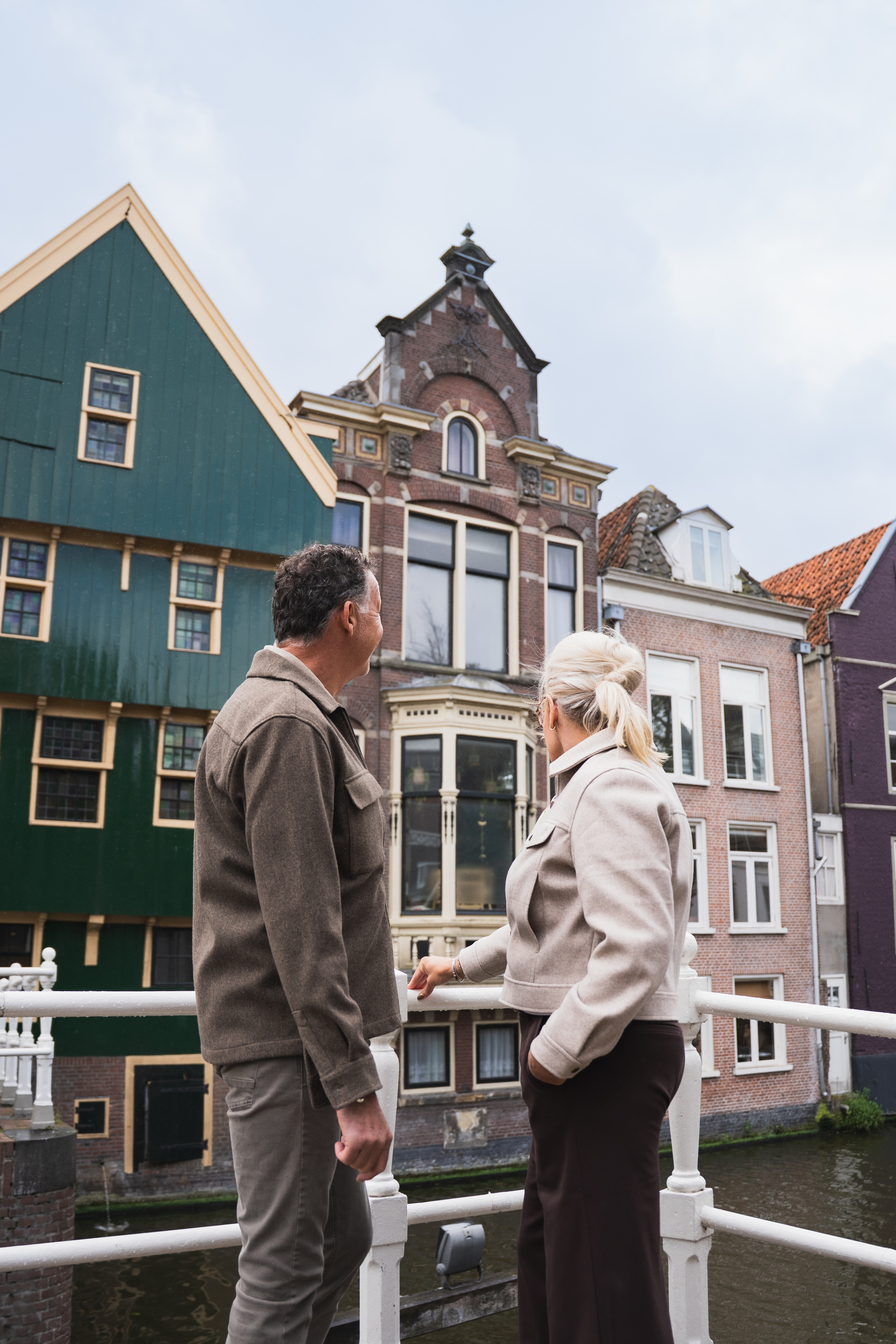 Koppel bij kijkt naar Alkmaarse gevels